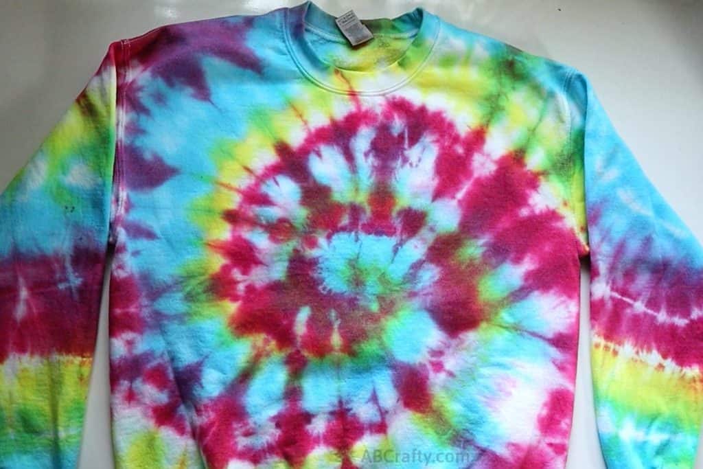 How to tie-dye t-shirts, sweatshirts, sweatpants, and other clothes