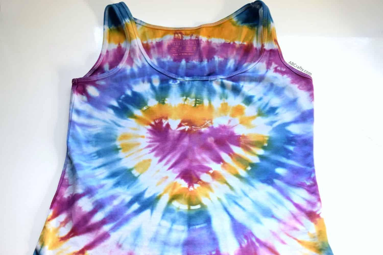 How to tie dye spirals on fabric - SewGuide