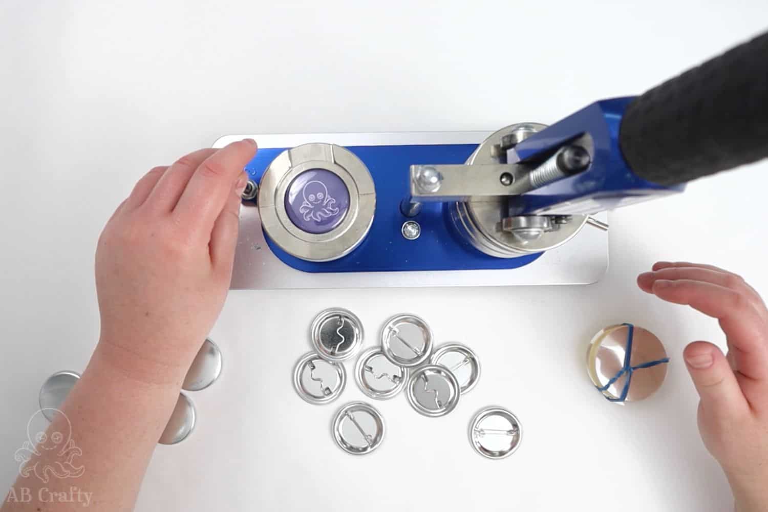 how-to-make-buttons-easy-diy-button-pins-ab-crafty