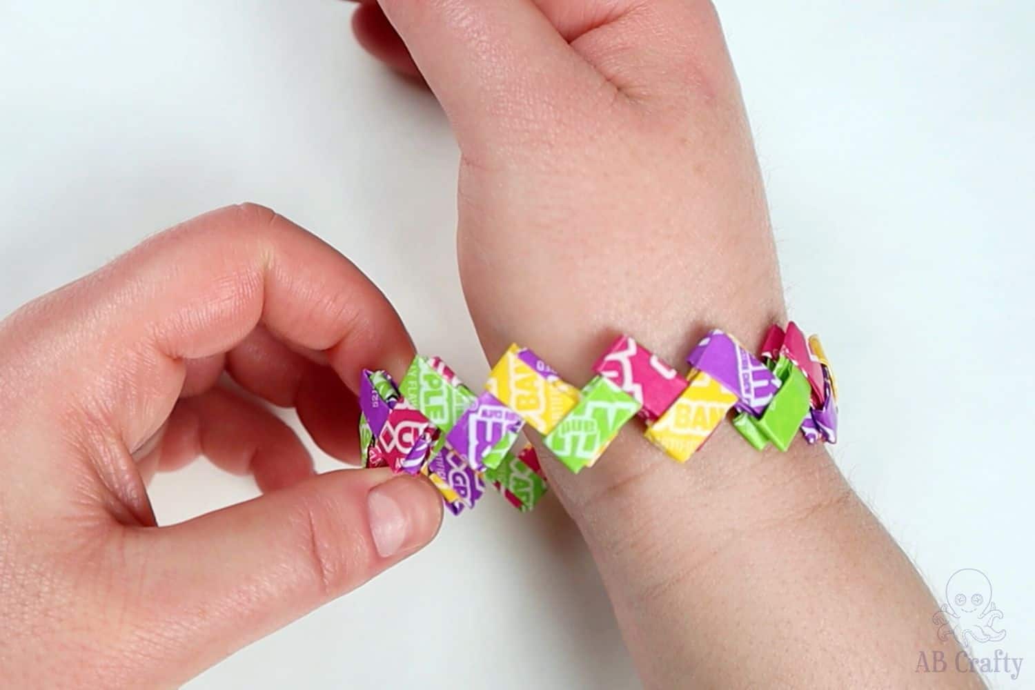 LOOM RUBBER BAND JEWELRY FOR BEGINNERS: The Picture Guide on How to Make  Rubberband Projects Such as Single, Double and Starburst Bracelet Using  Rainbow Loom from Scratch at Home: Salazar, Ralph: 9798753200143: